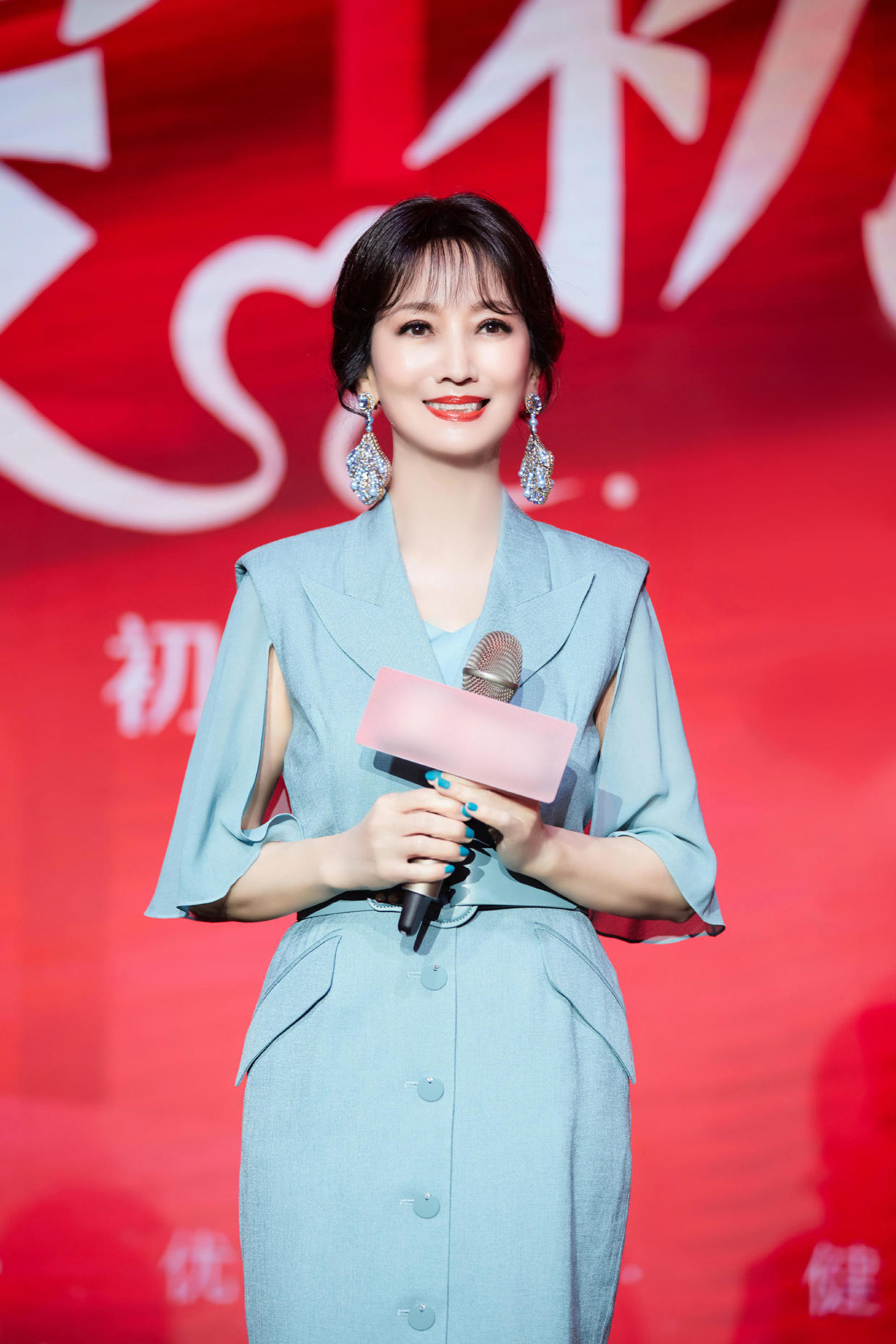 赵雅芝才是“奶奶圈顶流”，穿白色连衣裙成熟优雅，身段不输少女