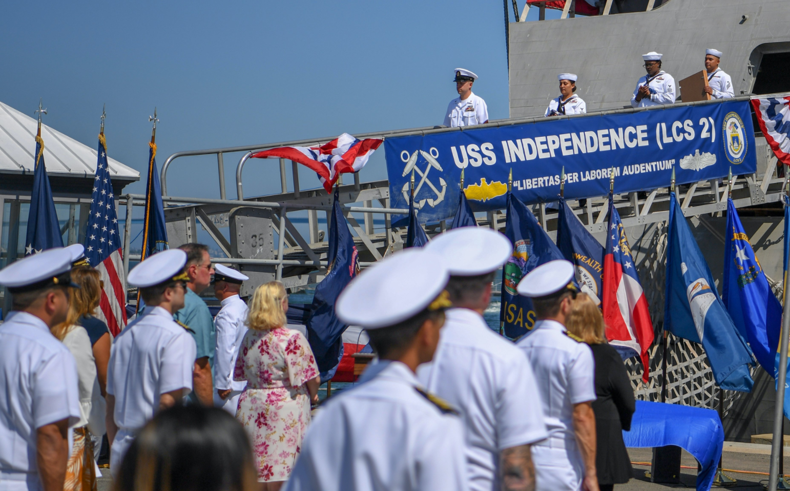 美国海军濒海作战第一中队参加退役仪式 图源：美国海军