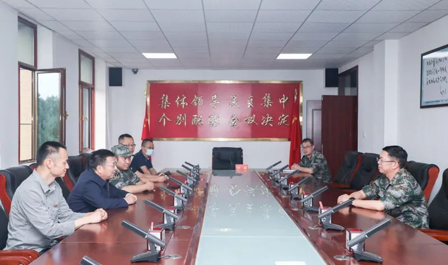 高新区(新市区)慰问组与中国人民解放军69240部队官兵座谈交流.