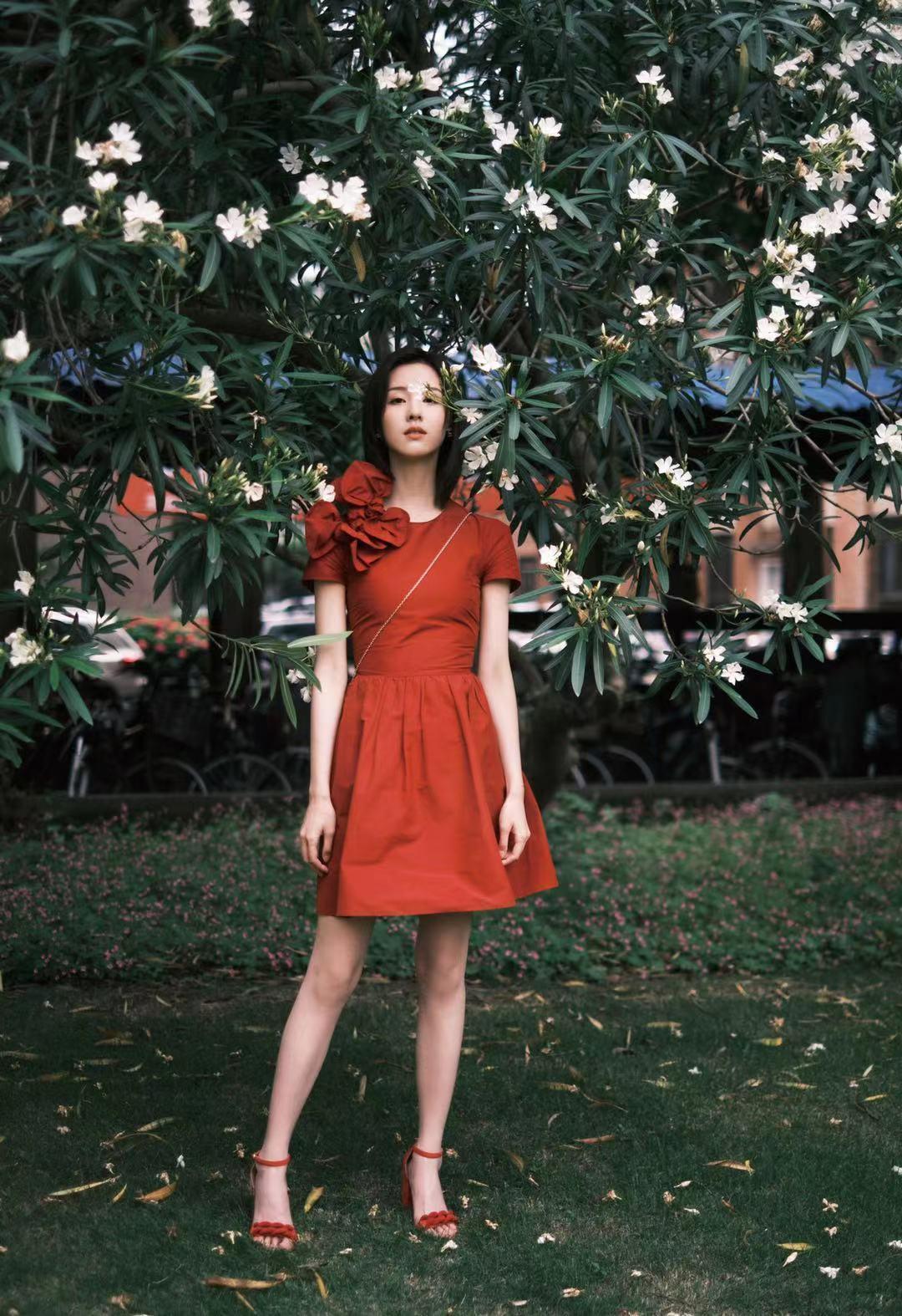 陈都灵人美又会穿，蓝色短款上衣配牛仔裤高挑纤瘦，清新减龄