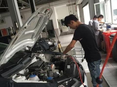 汽车保养只是换机油那么简单？有个小孔定期清理，动力充足还省油