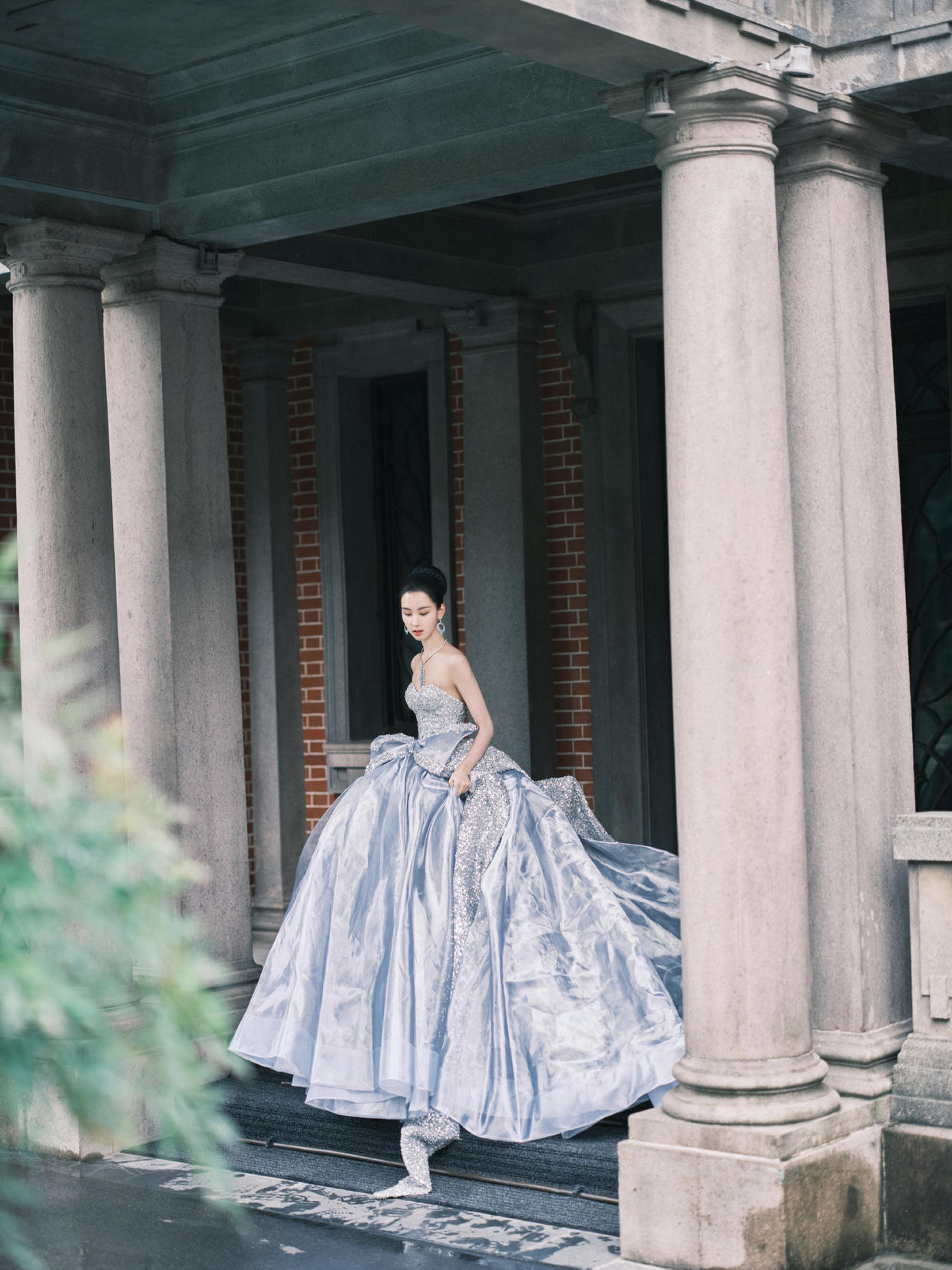 陈都灵人美又会穿，蓝色短款上衣配牛仔裤高挑纤瘦，清新减龄