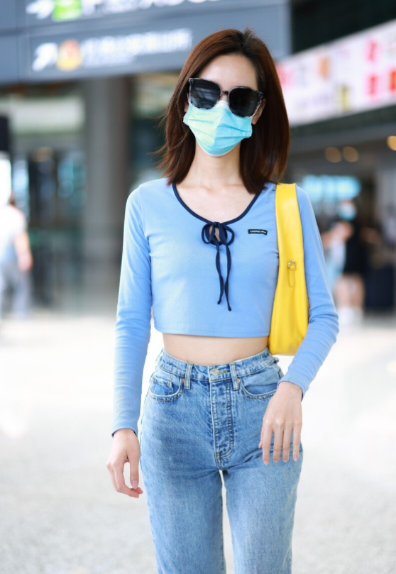 陈都灵人美又会穿，蓝色短款上衣配牛仔裤高挑纤瘦，清新减龄