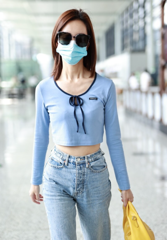 陈都灵人美又会穿，蓝色短款上衣配牛仔裤高挑纤瘦，清新减龄