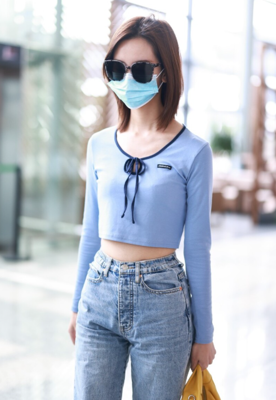 陈都灵人美又会穿，蓝色短款上衣配牛仔裤高挑纤瘦，清新减龄