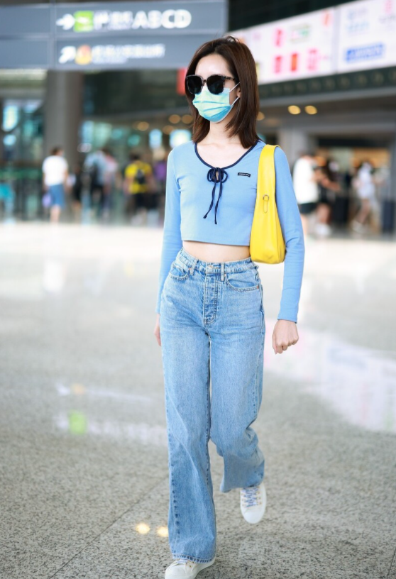 陈都灵人美又会穿，蓝色短款上衣配牛仔裤高挑纤瘦，清新减龄