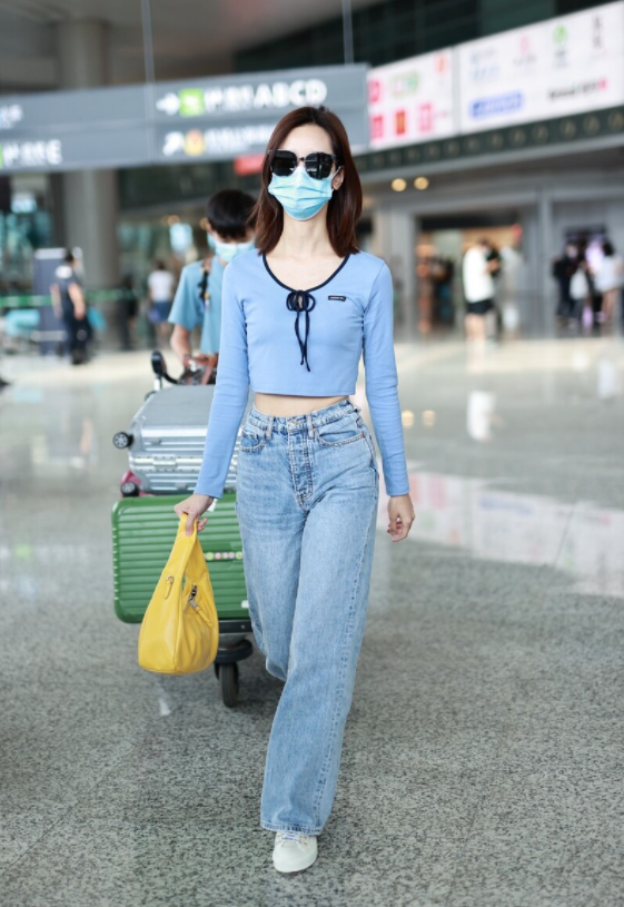 陈都灵人美又会穿，蓝色短款上衣配牛仔裤高挑纤瘦，清新减龄