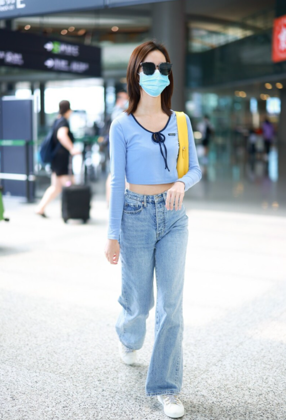 陈都灵人美又会穿，蓝色短款上衣配牛仔裤高挑纤瘦，清新减龄