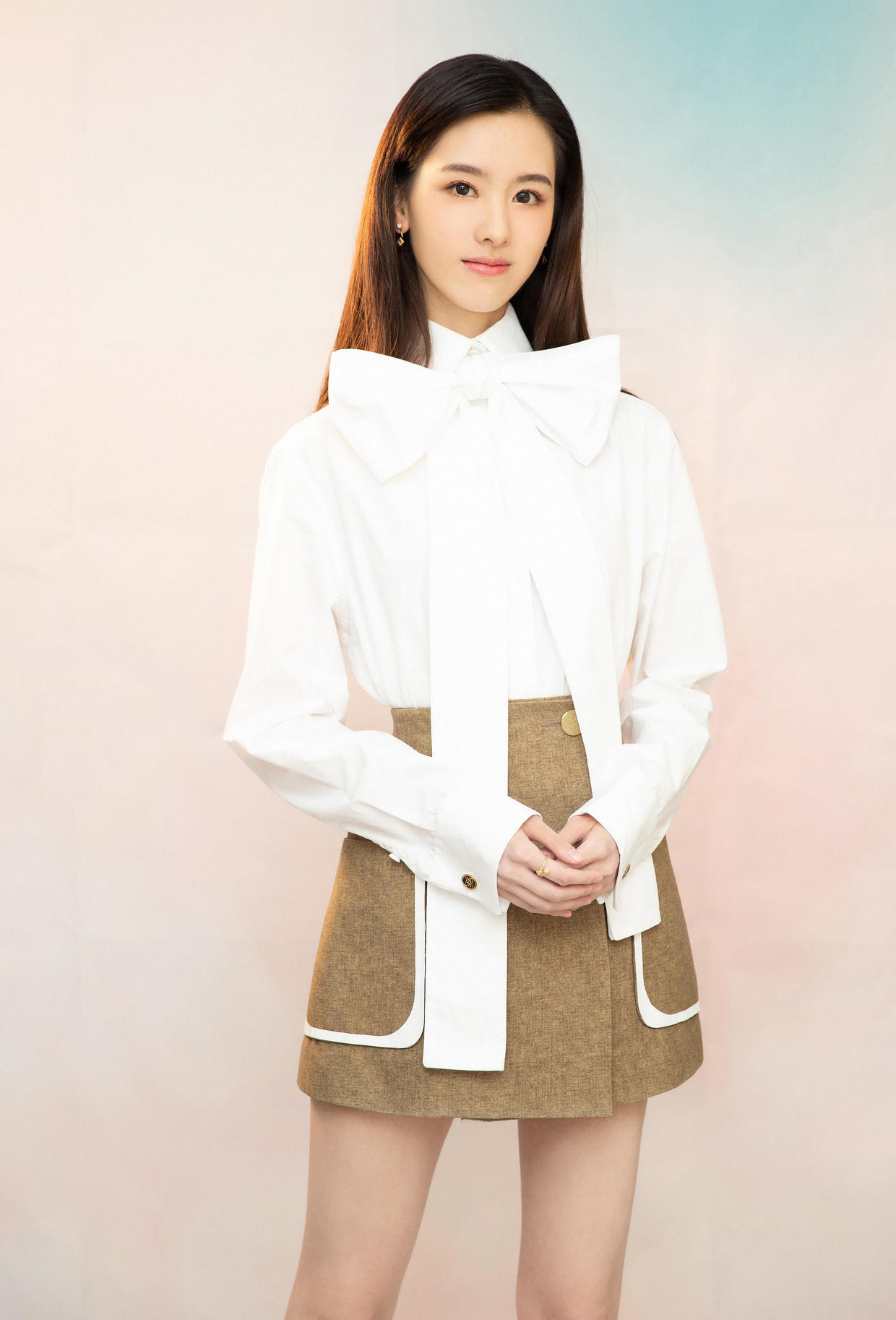 陈都灵人美又会穿，蓝色短款上衣配牛仔裤高挑纤瘦，清新减龄