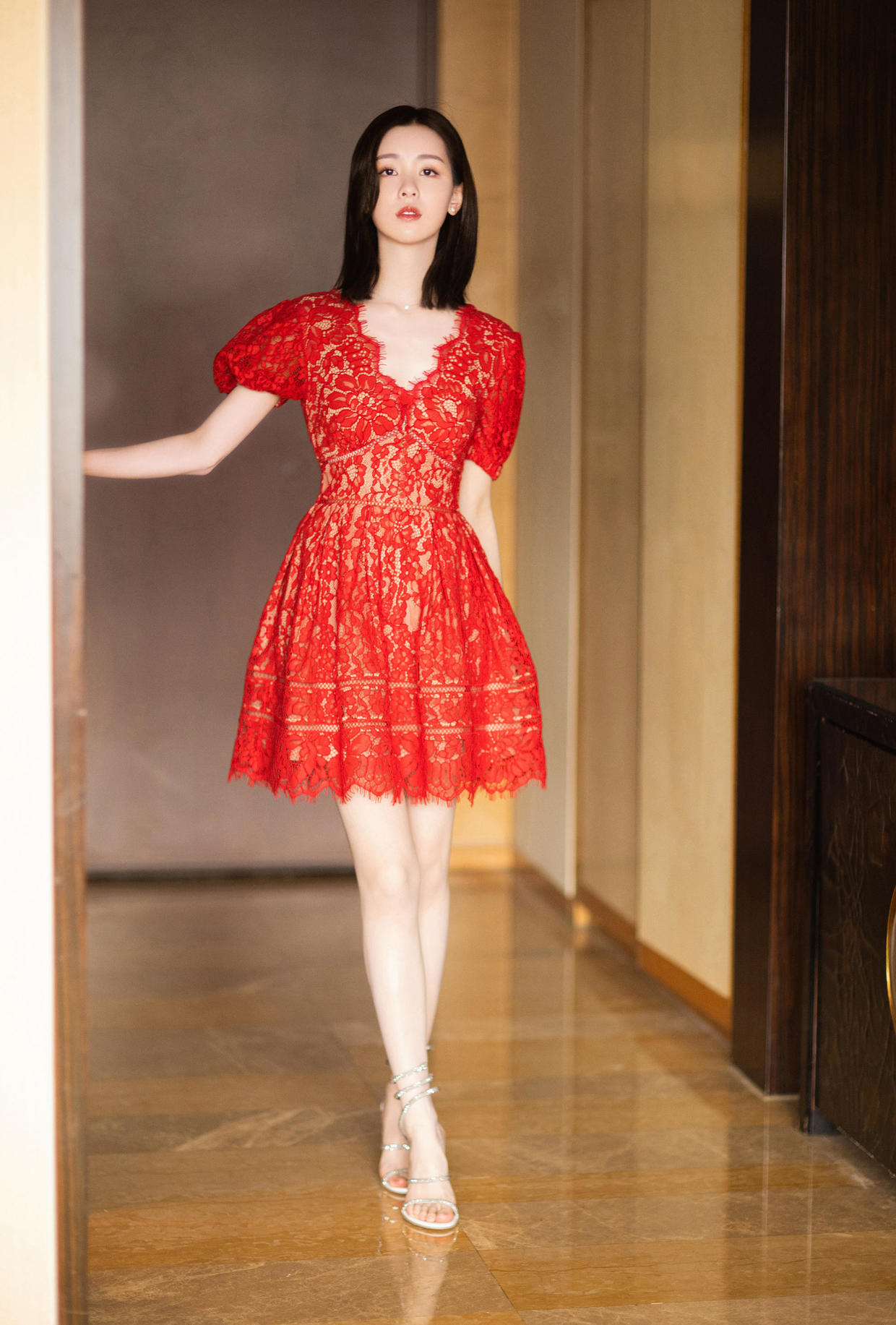 陈都灵人美又会穿，蓝色短款上衣配牛仔裤高挑纤瘦，清新减龄