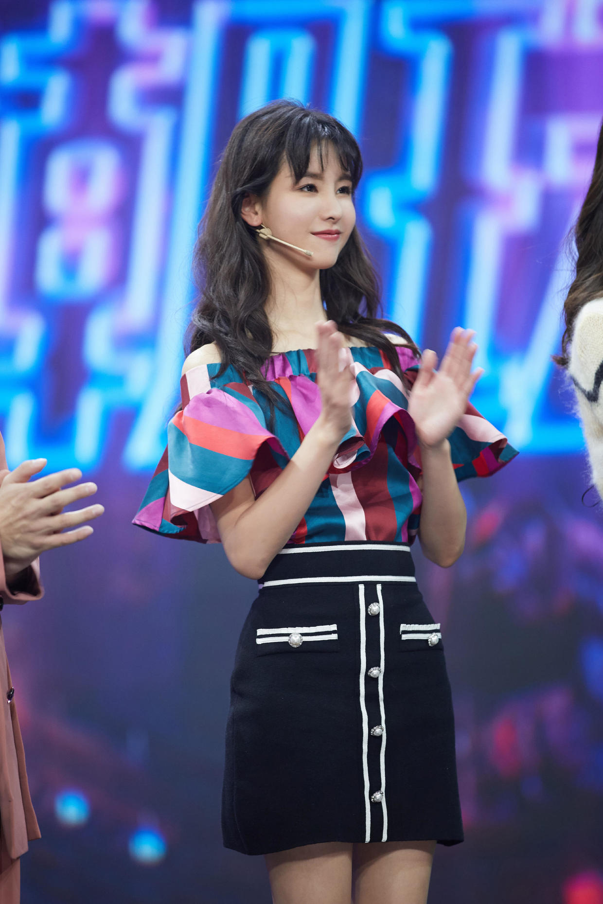 陈都灵人美又会穿，蓝色短款上衣配牛仔裤高挑纤瘦，清新减龄