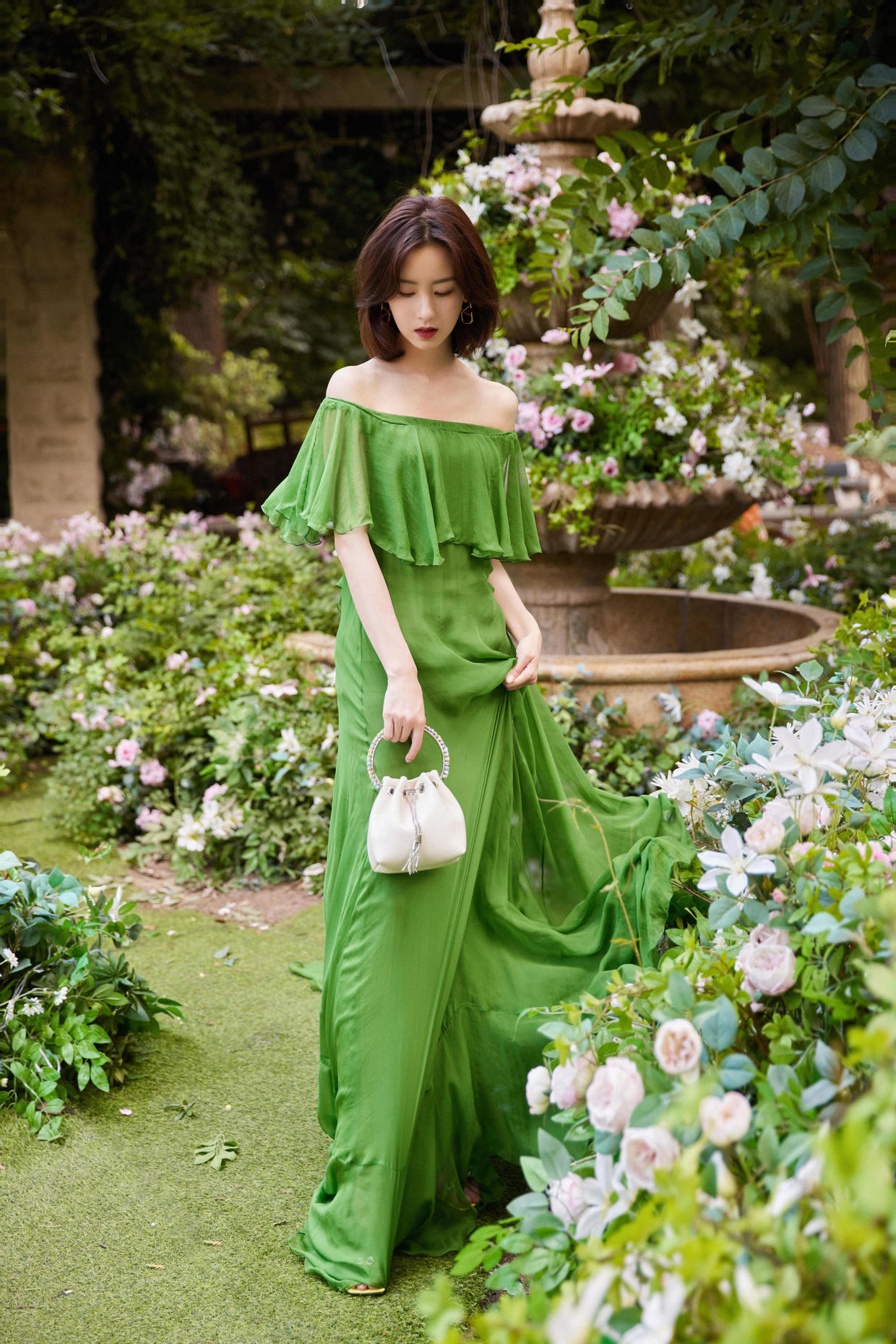 陈都灵人美又会穿，蓝色短款上衣配牛仔裤高挑纤瘦，清新减龄