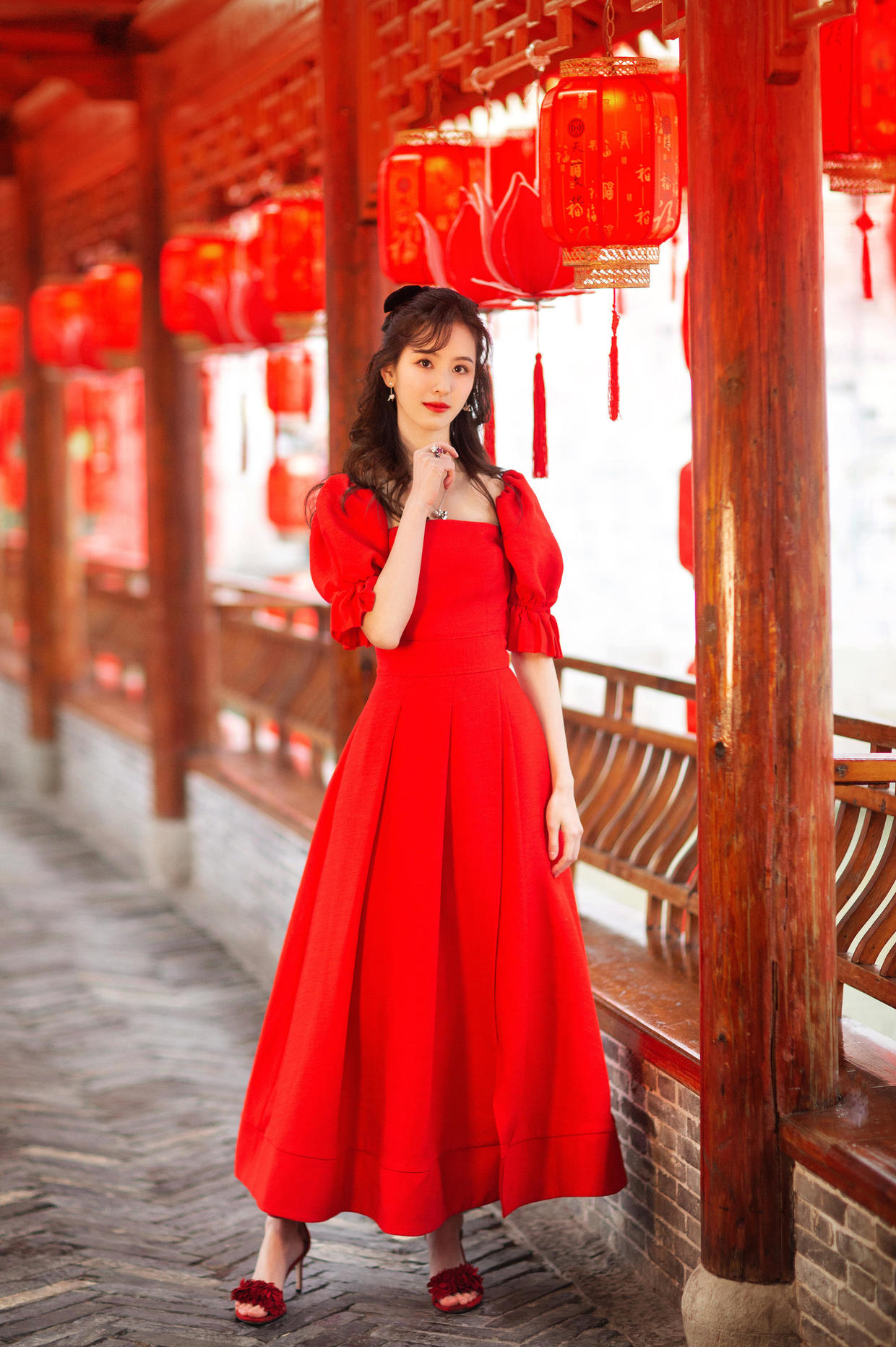 陈都灵人美又会穿，蓝色短款上衣配牛仔裤高挑纤瘦，清新减龄