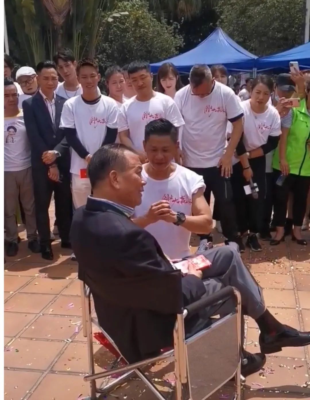 万梓良被曝再拍《古惑仔》，频和香港艺人聚会，满脸皱纹显老态