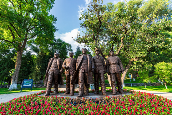 枣园革命旧址五大书记铜像视觉中国供图