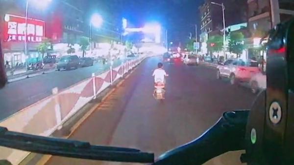 南昌出警消防车遭一电动车阻挡，消防员多次鸣笛被无视