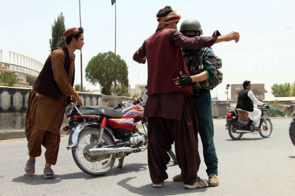 阿富汗安全部队士兵1日在坎大哈街头检查过往人员。（欧洲新闻图片社）