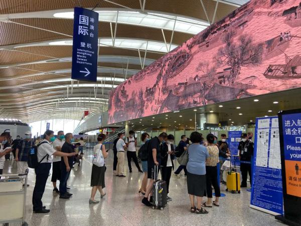 浦东机场内运行如常:旅客人数相对宽松,旅游出行较少