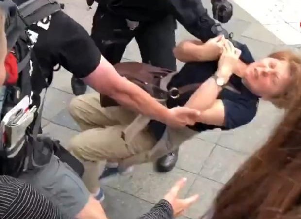 警察掐住一名抗议者脖子并撂倒  视频截图