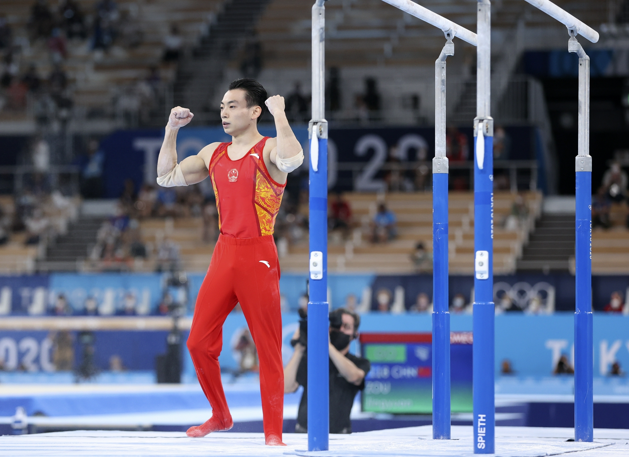 体操——男子双杠:中国选手邹敬园夺得冠军
