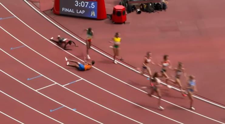 哈桑（橙色上衣）在1500米最后一圈摔倒。视频截图