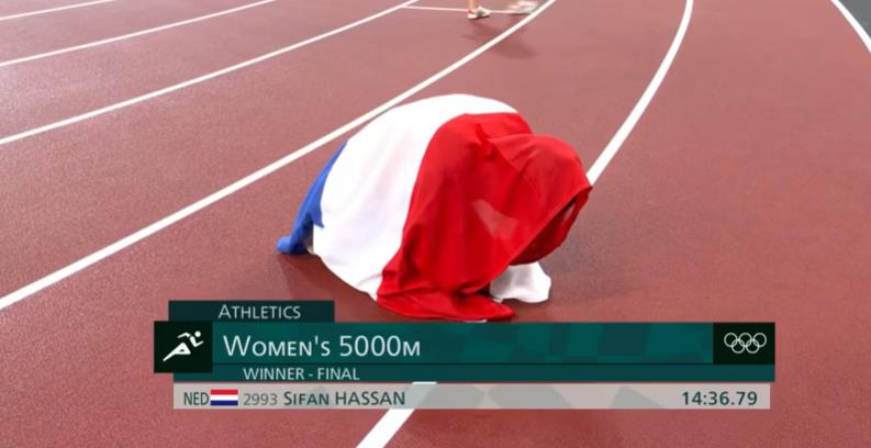 夺冠后，哈桑身披荷兰国旗跪地庆祝。视频截图