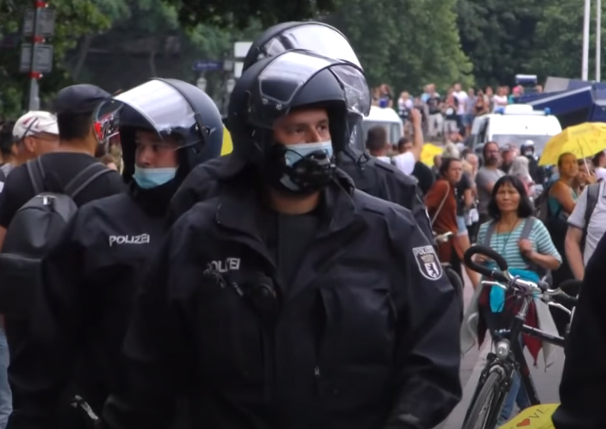 柏林警方在抗议现场执法  视频截图
