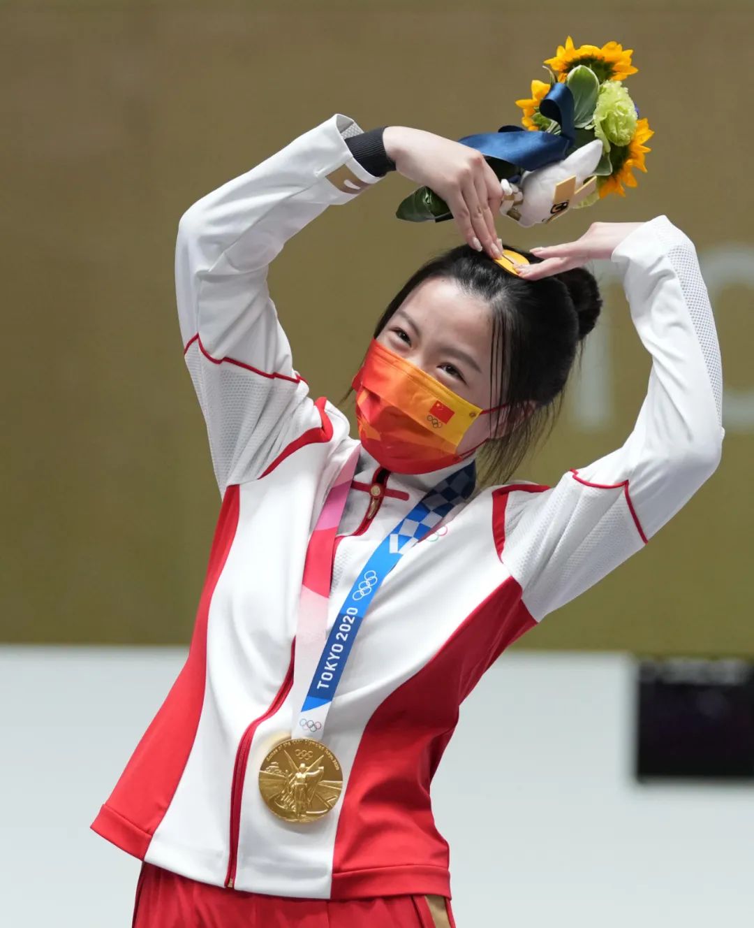 中国“00后”选手杨倩夺得本届奥运首金。