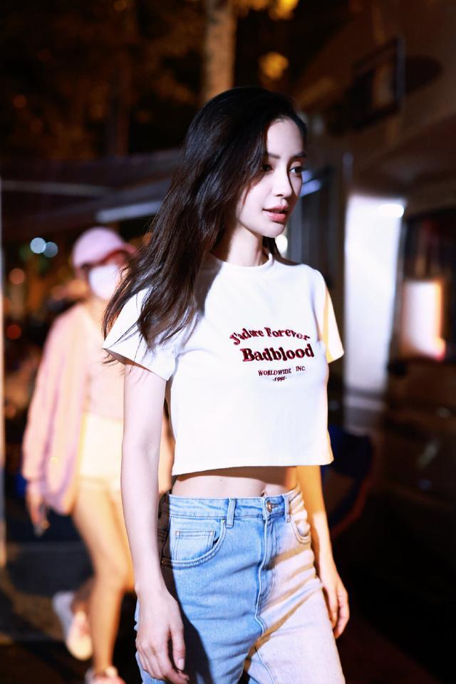 angelababy下班被偶遇,穿短t故意露一截腰,瘦出腹肌太明显