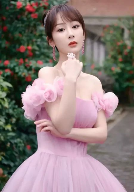 杨紫的气质越发轻熟,穿粉色长裙拍大片,满满的日式风情