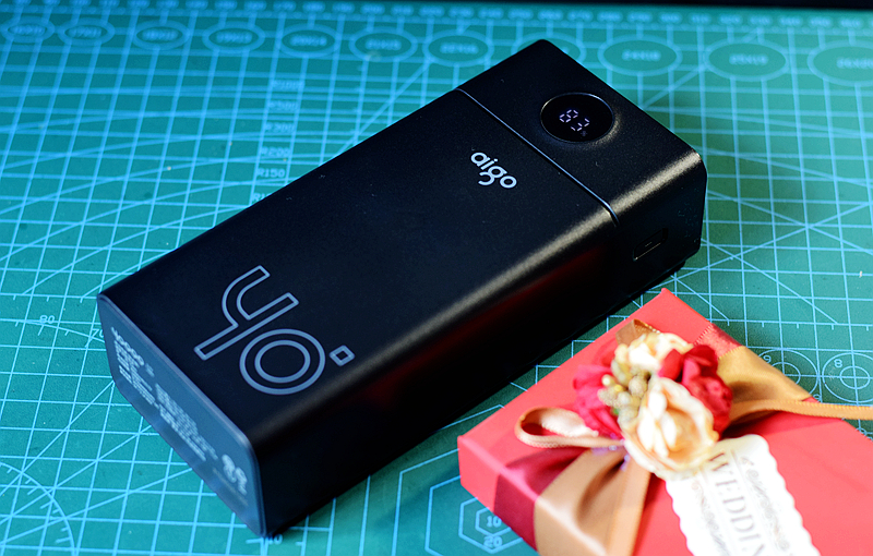 4万毫安时巨无霸充电宝犹如移动的充电站aigo移动电源快充版C40S休闲区蓝鸢梦想 - Www.slyday.coM 4万毫安时巨无霸充电宝犹如移动的充电站aigo移动电源快充版C40S休闲区蓝鸢梦想 - Www.slyday.coM