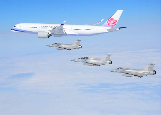 台空军“幻影-2000”战斗机伴飞民航机。图自台湾中时新闻网