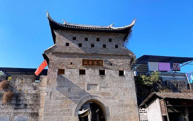 黄丝桥古城和凤凰古城等8个景点都是外包给了凤凰古城旅游有限责任