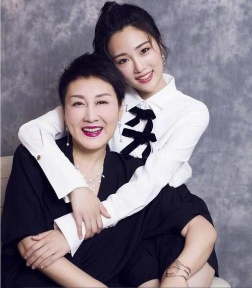 张凯丽近况曝光显疲态身后豪宅瞩目陪老公创业现身家上亿
