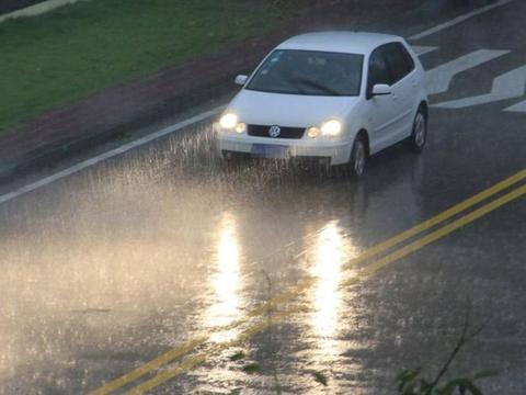 雨刮器到底如何正确使用？老司机手把手再演示一遍，好多新手不懂