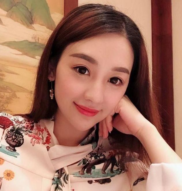 单亲妈妈带着4岁女儿相亲,被富商一见钟情牵回家,他们后来怎样