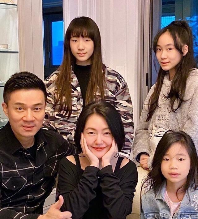 表明爱国的港台艺人，成龙甄子丹改回国籍，佘诗曼谢霆锋捐款百万