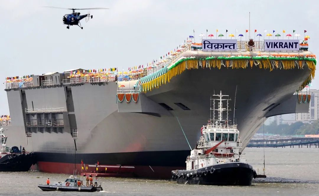 资料图片：当地时间2013年8月12日，印度首艘国产航母“维克兰特”号在印度科钦船厂正式下水。（人民视觉）