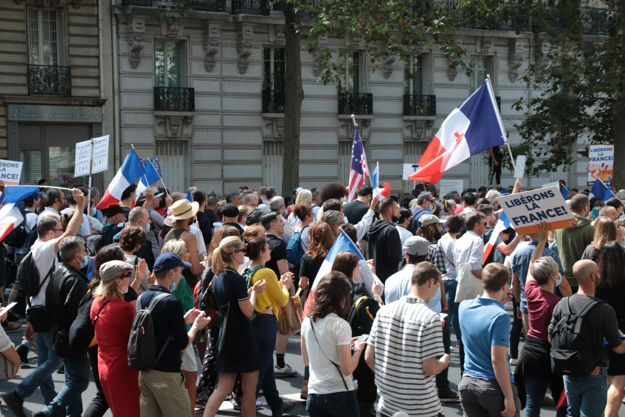 法国五一劳动节爆发大规模抗议活动，巴黎示威者与警方展开“街头大战”-千里眼视频-搜狐视频
