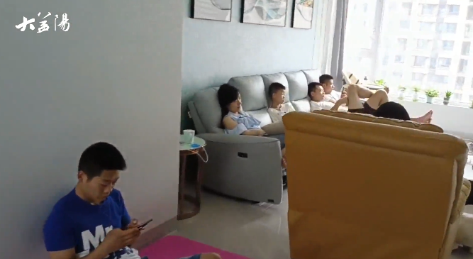 湖南一家16口大家庭居家隔离走红,早餐干掉40多个包子休闲区蓝鸢梦想 - Www.slyday.coM 湖南一家16口大家庭居家隔离走红,早餐干掉40多个包子休闲区蓝鸢梦想 - Www.slyday.coM