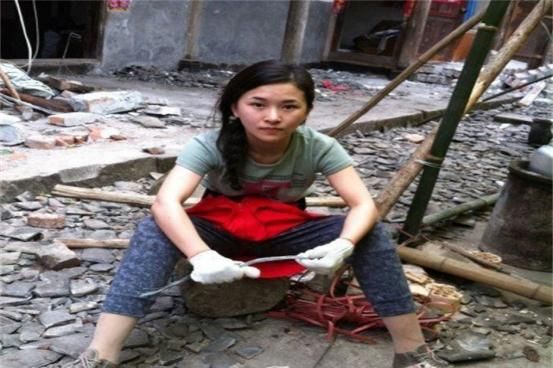 汶川大地震时,19岁战士为救小女孩而受伤,多年后女孩以身相许