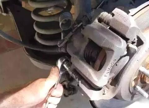 车超5千公里换机油“瞎扯”？维修工：不换你试试，车少开3年