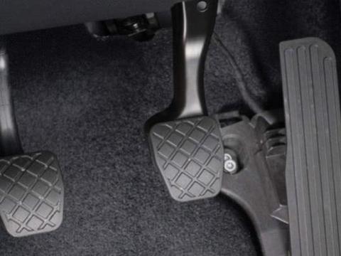 猛踩油门与低速开车哪个更伤车？