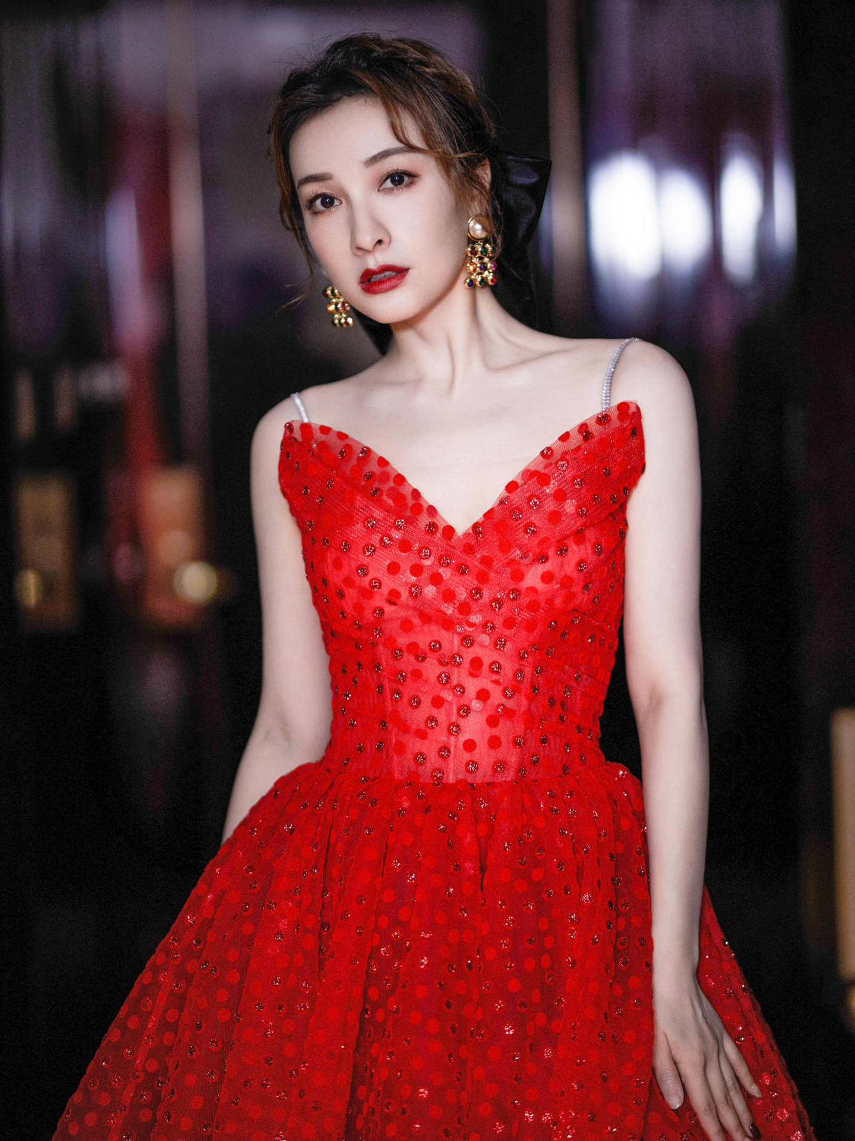 迪丽热巴壁纸：一身红裙红火俏皮，唱响青春里所有值得期待的梦_Dear-