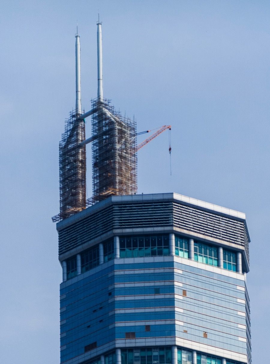 赛格广场大厦桅杆拆除进行中,将同步开展损伤修复工程