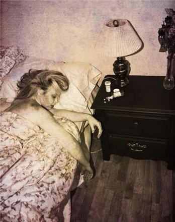 玛丽莲·梦露死亡原因猜测：自杀？还是她想披露外星人遭到了谋杀|肯尼迪|玛丽莲·梦露_新浪新闻