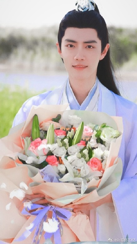 肖战杀青捧花合集花和光一直都在每一次和角色告别仪式感满满