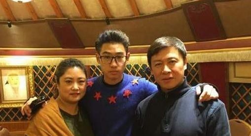 家有贤妻不用操心,胡亚捷娶妻后事业越来越好,家庭和睦堪称楷模