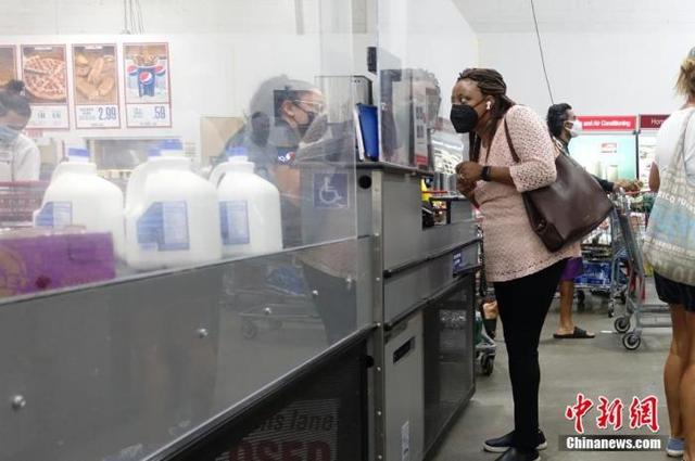 当地时间7月30日,美国纽约州市民在长岛一家超市购物时佩戴口罩。日前,美国疾控中心更新口罩政策,建议已接种新冠疫苗的民众在高风险区域室内仍需佩戴口罩。 中新社记者 廖攀 摄