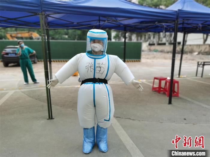 武汉核酸采样现场:医护身穿“避暑神器”引关注 武汉核酸采样现场:医护身穿“避暑神器”引关注